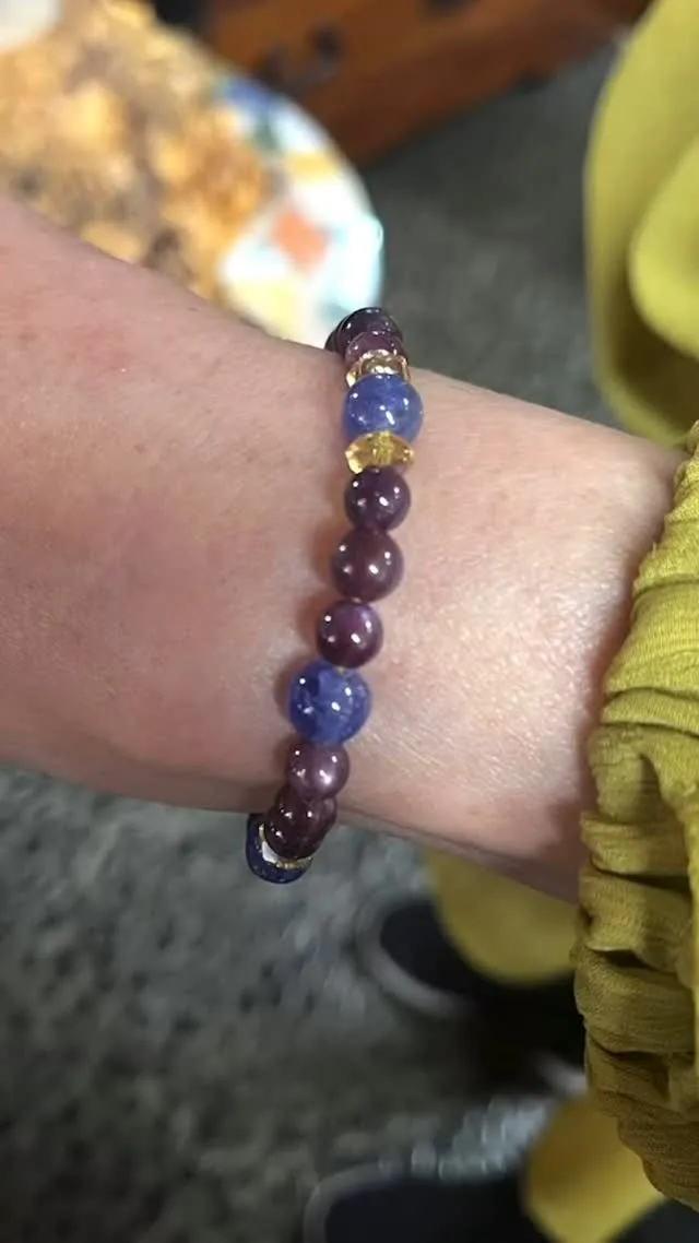 人を包み込むような優しい表情をしたみんなのお母さんみたいな素...