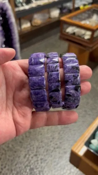 最近希少価値が高くなって来ているチャロアイトです。