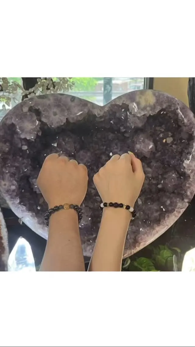 20代のカップルのお客様仲良くブレスレットをお作りいただきま...