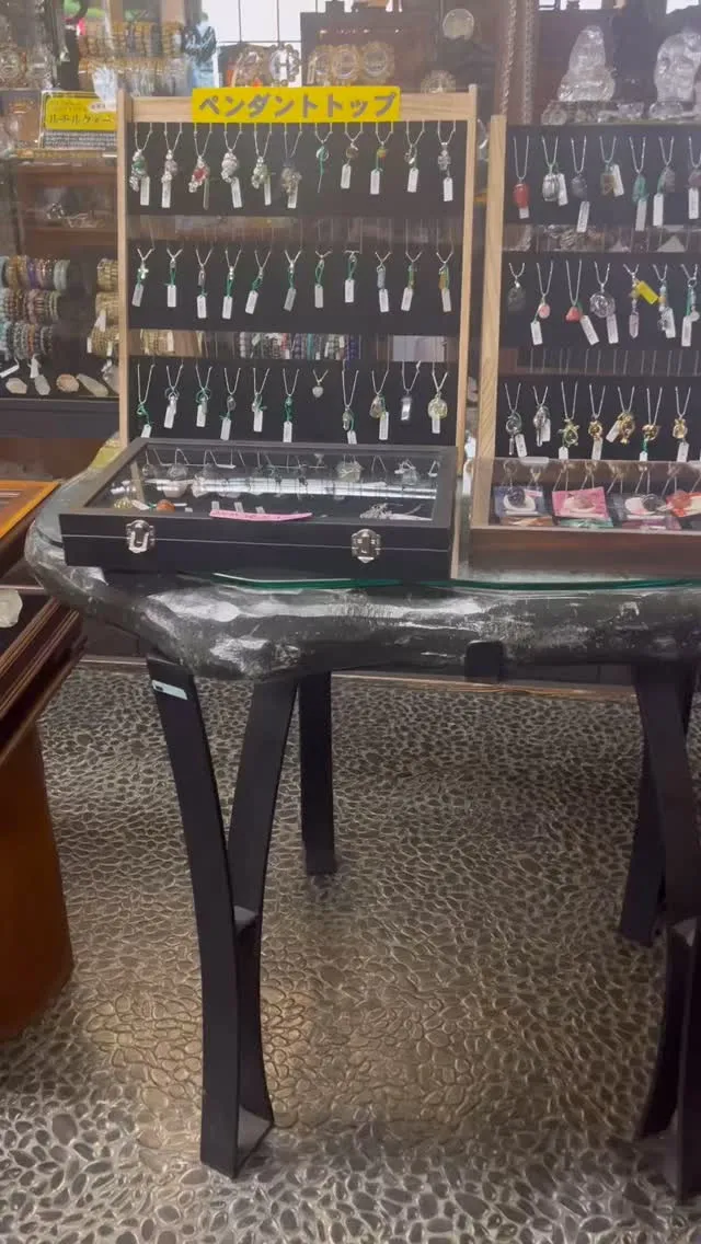 ペンダントトップのディスプレイを少し変えてみました。