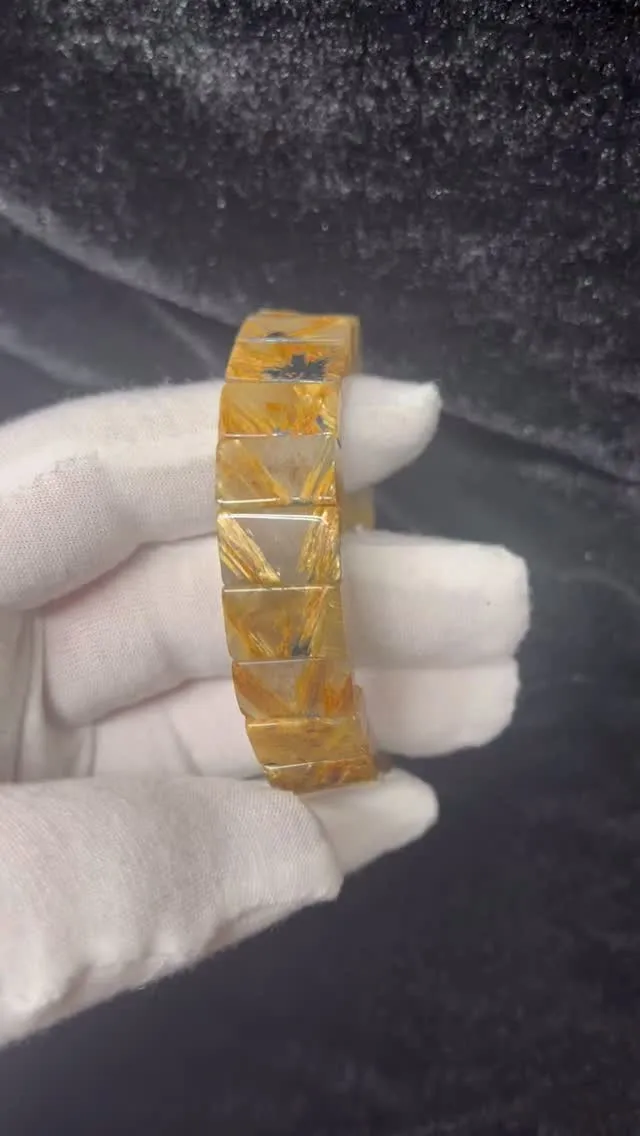 ルチルクォーツバングルをご紹介します。