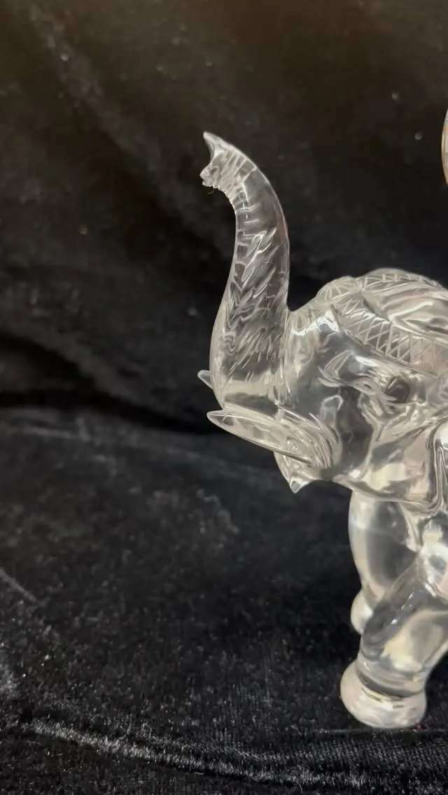 天然水晶を彫って作られた象です。