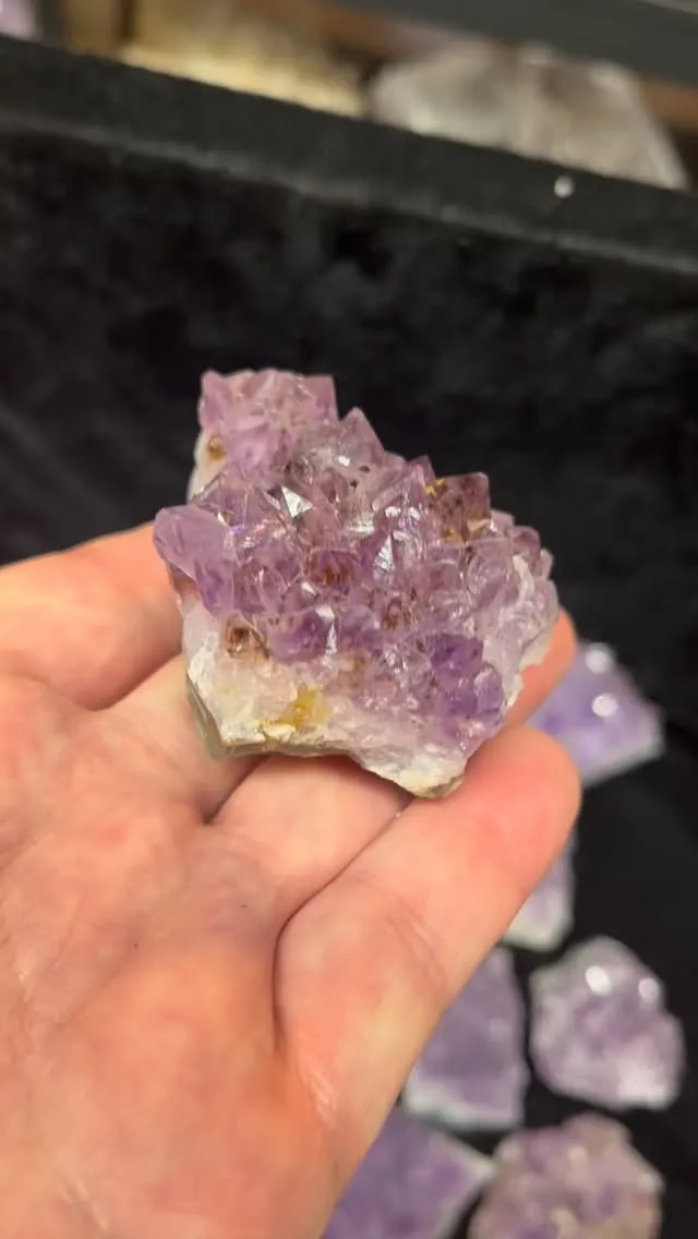 手のひらサイズの浄化用アメジストの一部を
